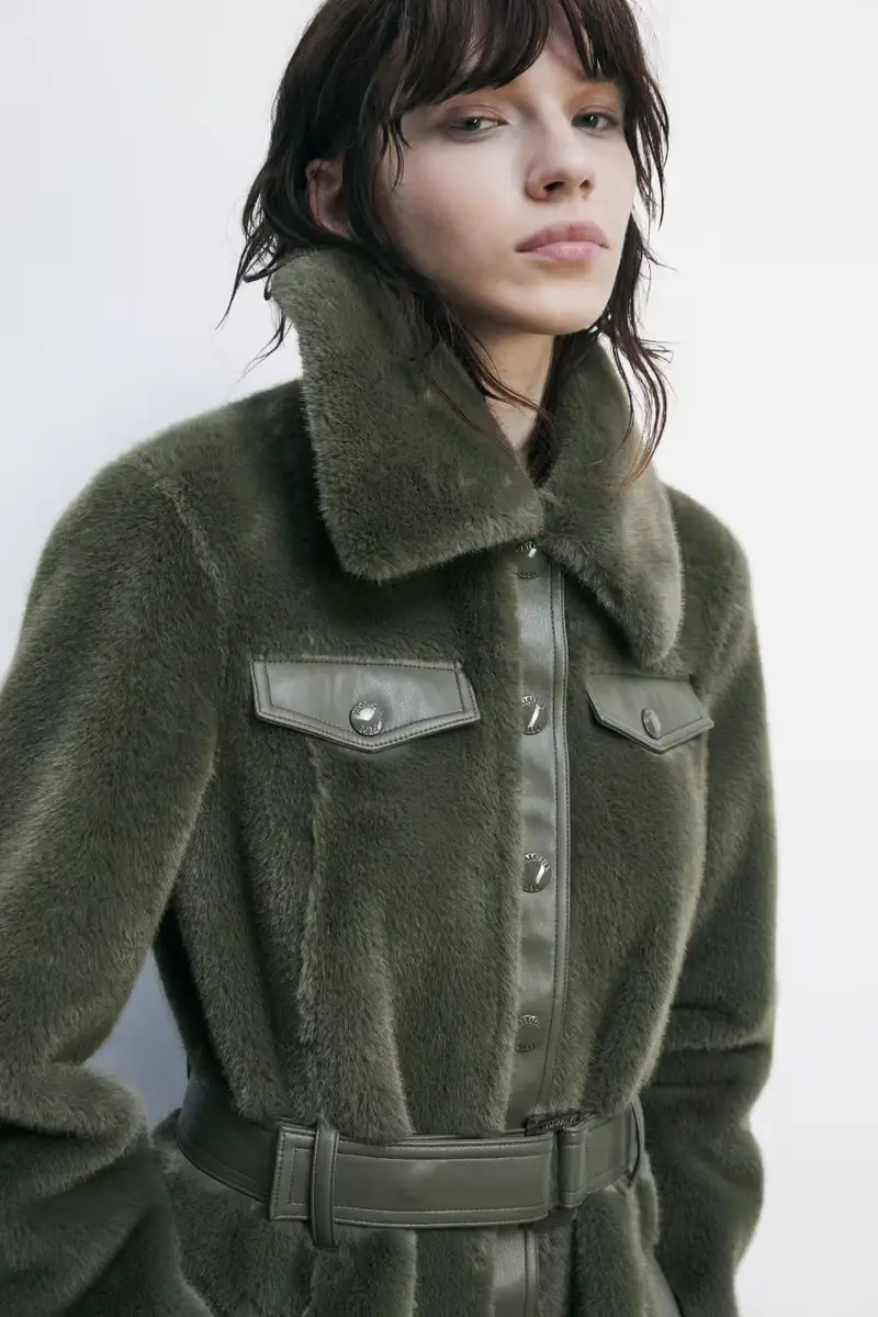 Cappotto midi morbido con dettagli lucidi Verde