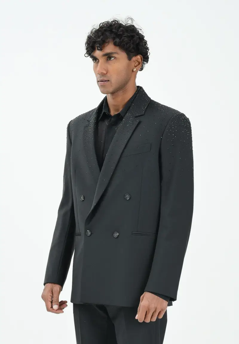 giacca doppiopetto da uomo caratterizzato da stress