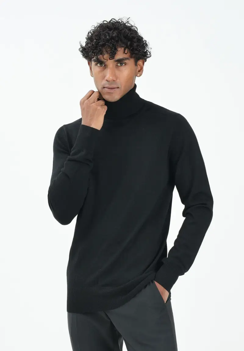 Maglioncino a collo alto nero da uomo miniatura 2