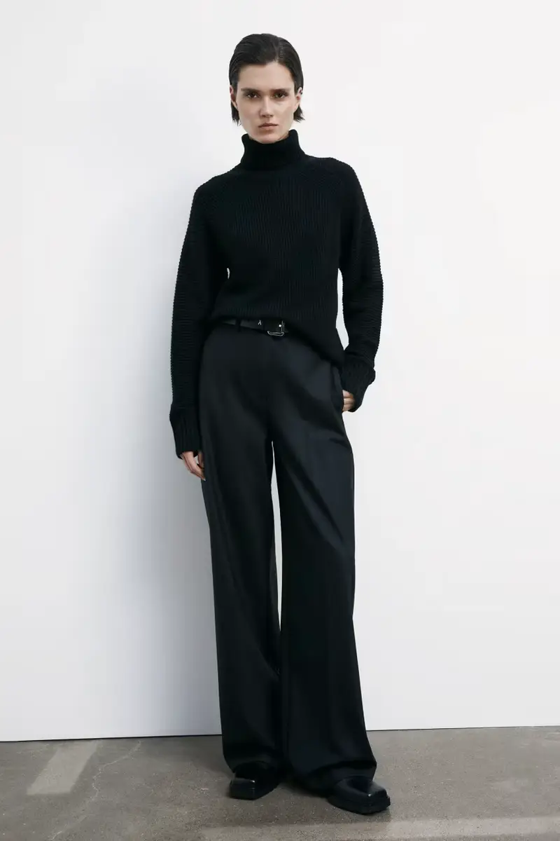 Maglione "ESSENTIAL" intrecciato a collo alto Nero