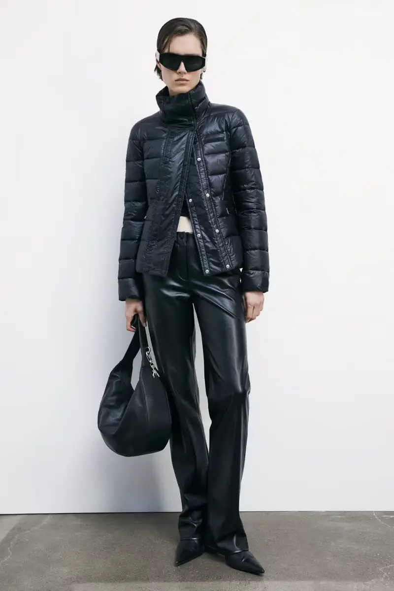 Piumino leggero a collo alto in nylon Nero