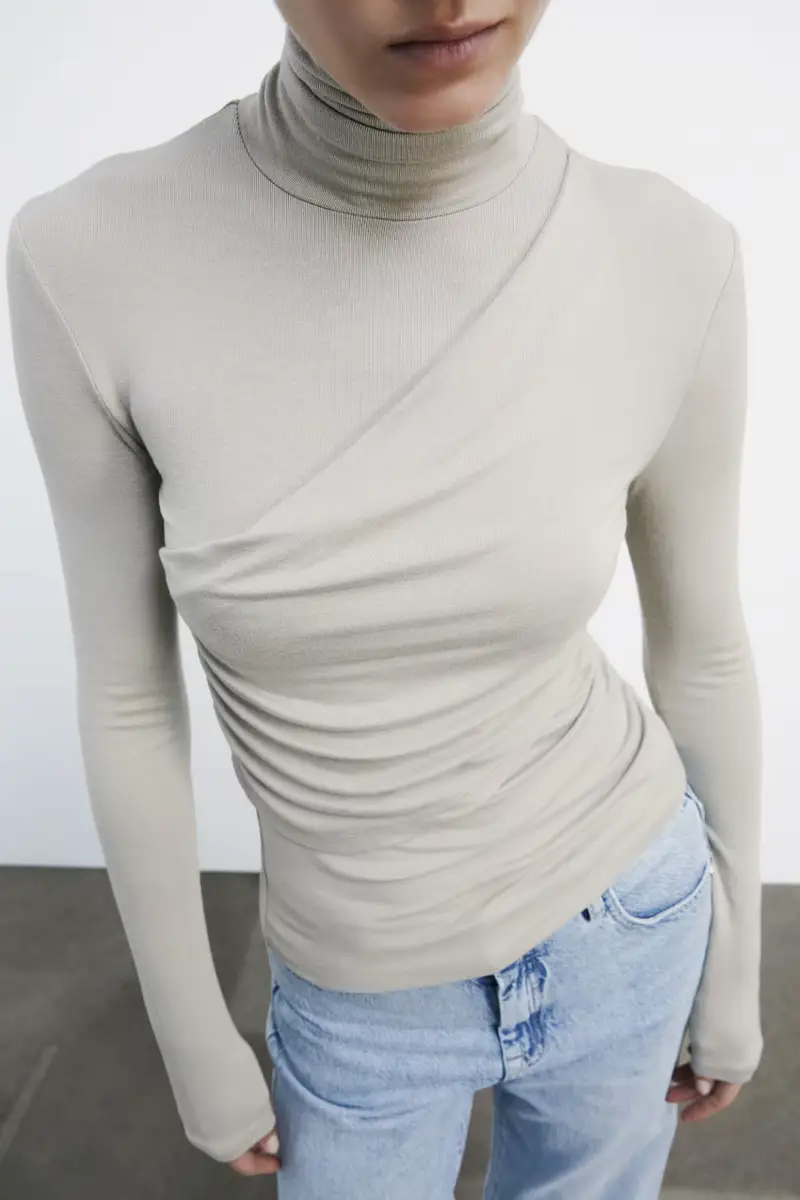 Top a collo alto con drappeggio Beige