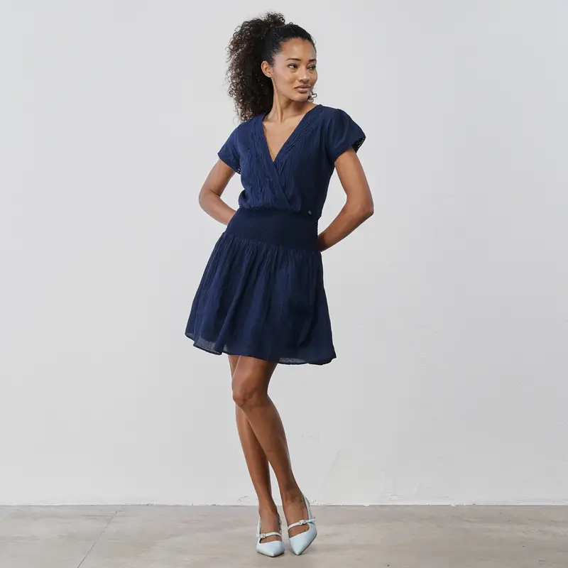 Abito blu corto da donna con fascia elastica in vita