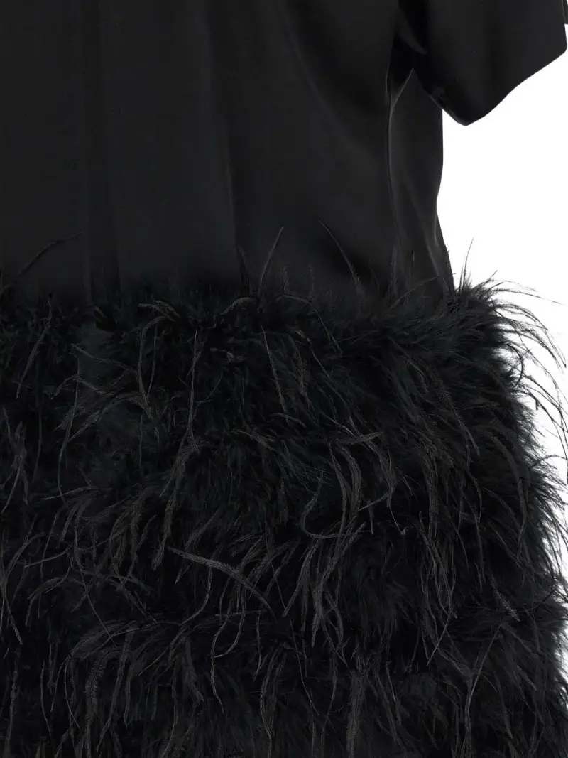 Abito nero con dettaglio in piume miniatura 2