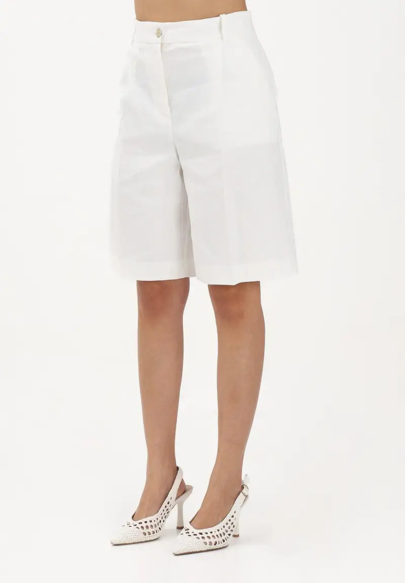 Bermuda bianco da donna con piega stirata