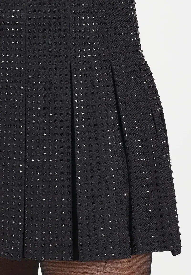 Gonna corta nera da donna realizzata con lavorazione plissé e strass miniatura 3