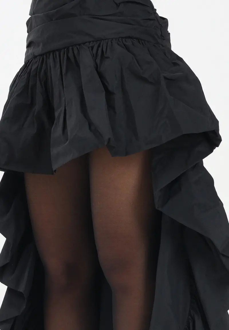 Gonna nera da donna realizzata in taffetà corta sul davanti e più lunga sul retro miniatura 3