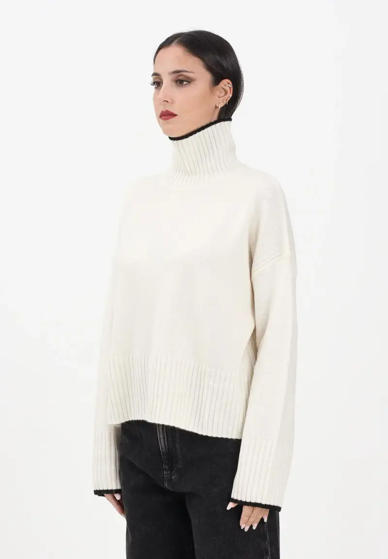 Maglia a collo alto panna da donna con logo sul retro