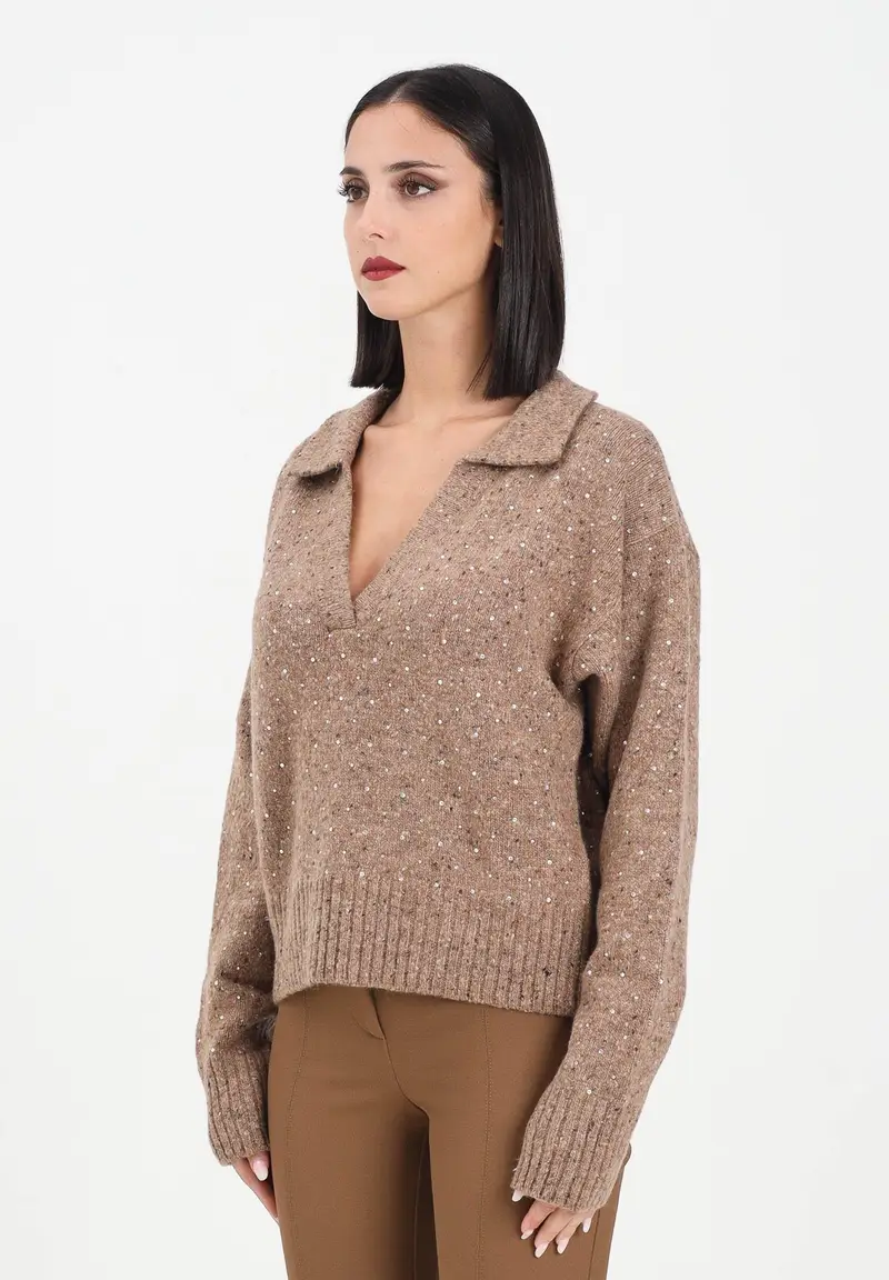 Maglioncino con scollo a V beige da donna realizzato in morbido tessuto con strass