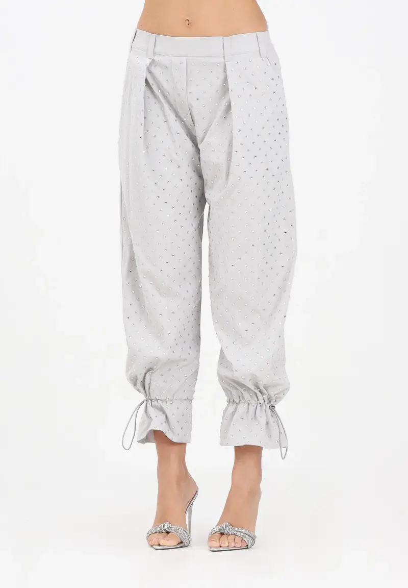 Pantalone grigio da donna con strass e borchie