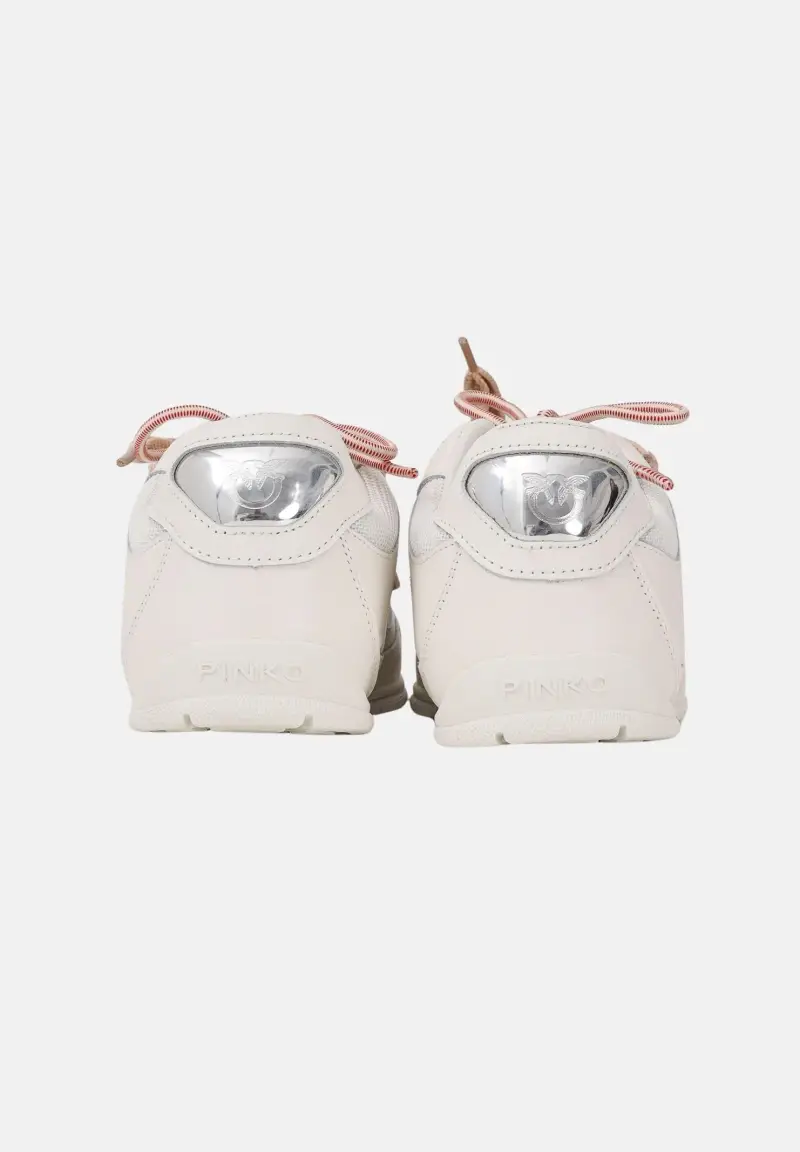Sneakers bianche da donna con lacci doppi, cristallo e charm miniatura 2