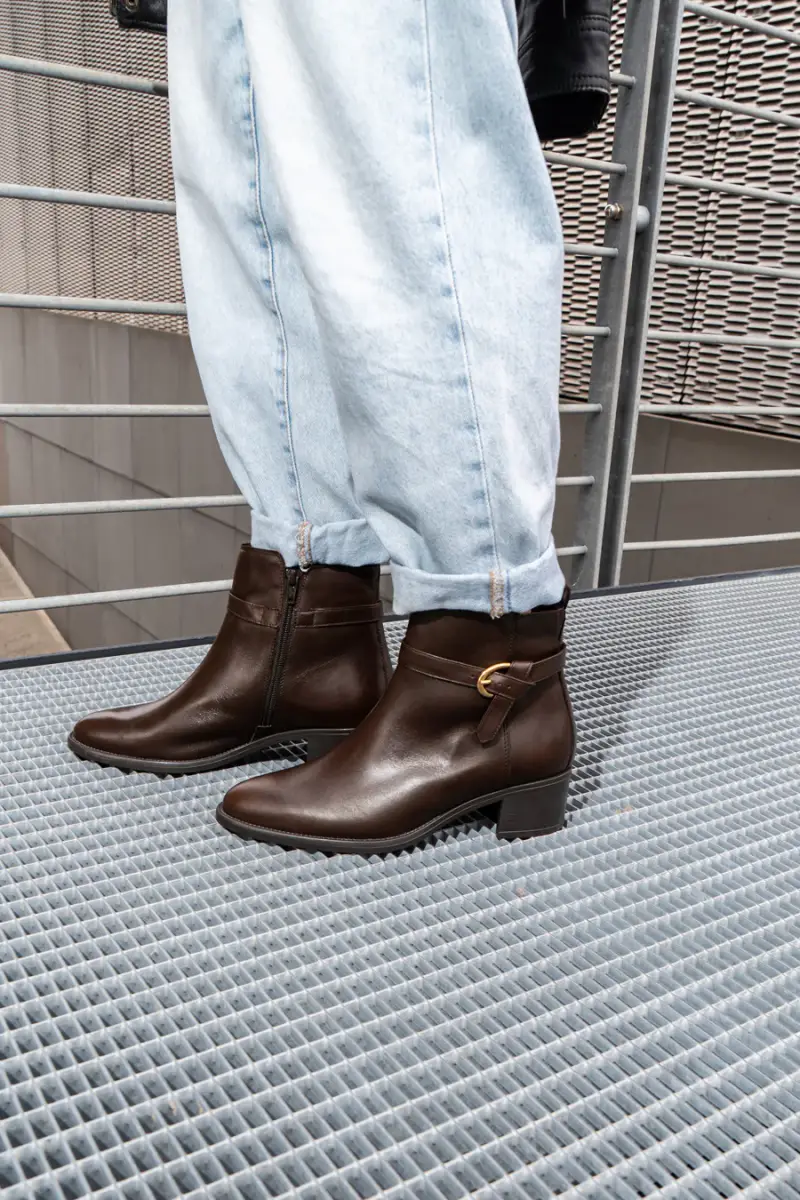 Stivaletti marroni in pelle con tacco basso Pittarello Class 852160 [MOKKA]