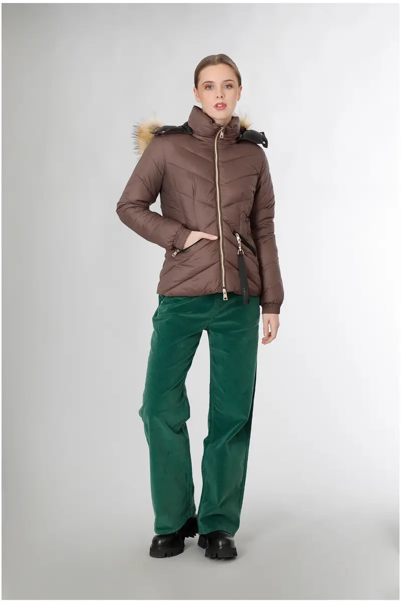 piumino avvitato con bordo al cappuccio espresso 44