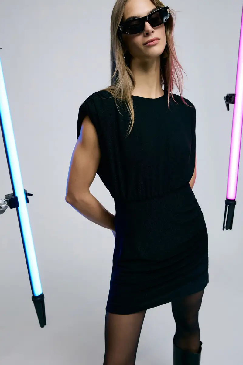 Abito corto arricciato con spalline ampie Nero miniatura 2