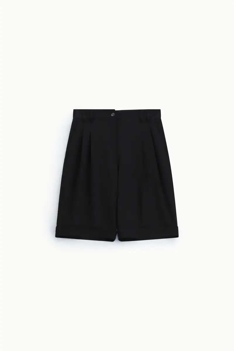 Bermuda shorts regular-fit con pinces e risvolto Nero