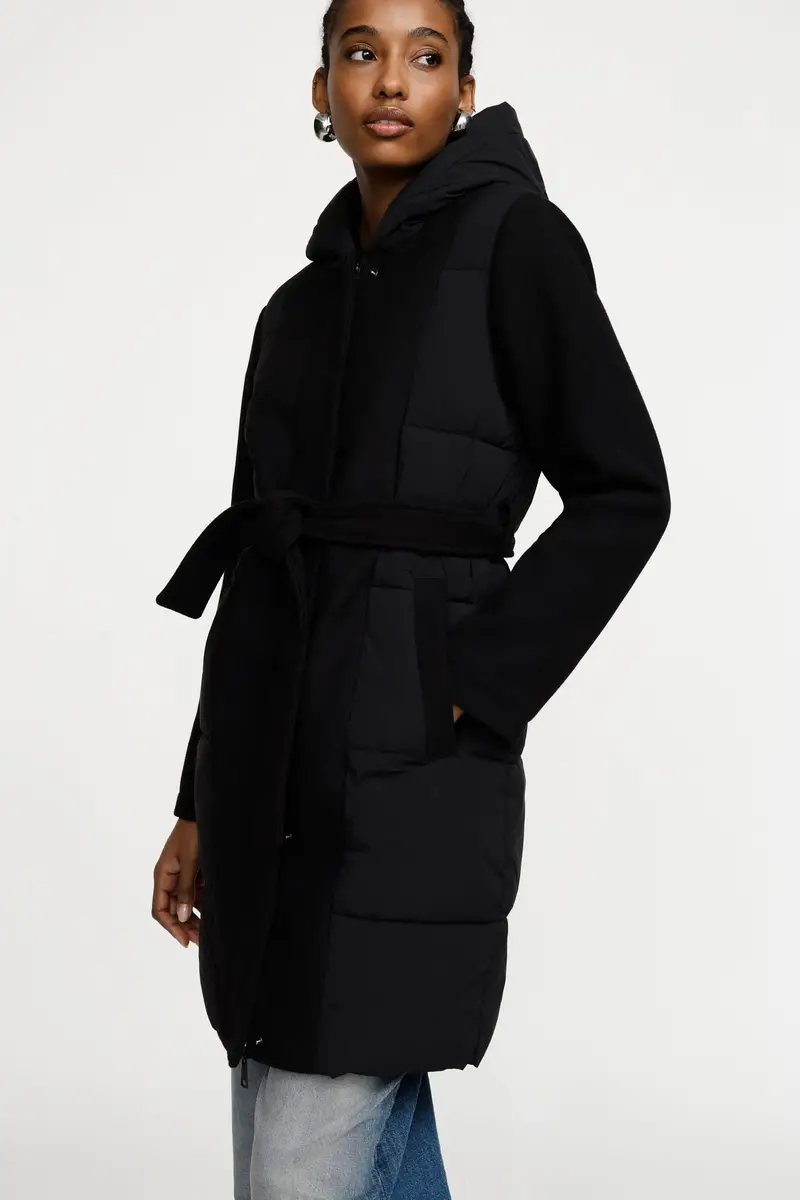 Cappotto imbottito con cappuccio e cintura Nero miniatura 2