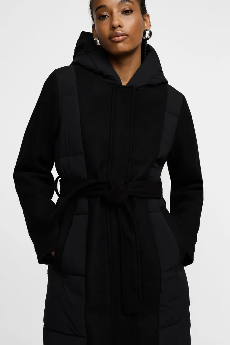 Cappotto imbottito con cappuccio e cintura Nero miniatura 3