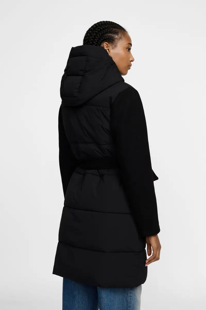 Cappotto imbottito con cappuccio e cintura Nero miniatura 4