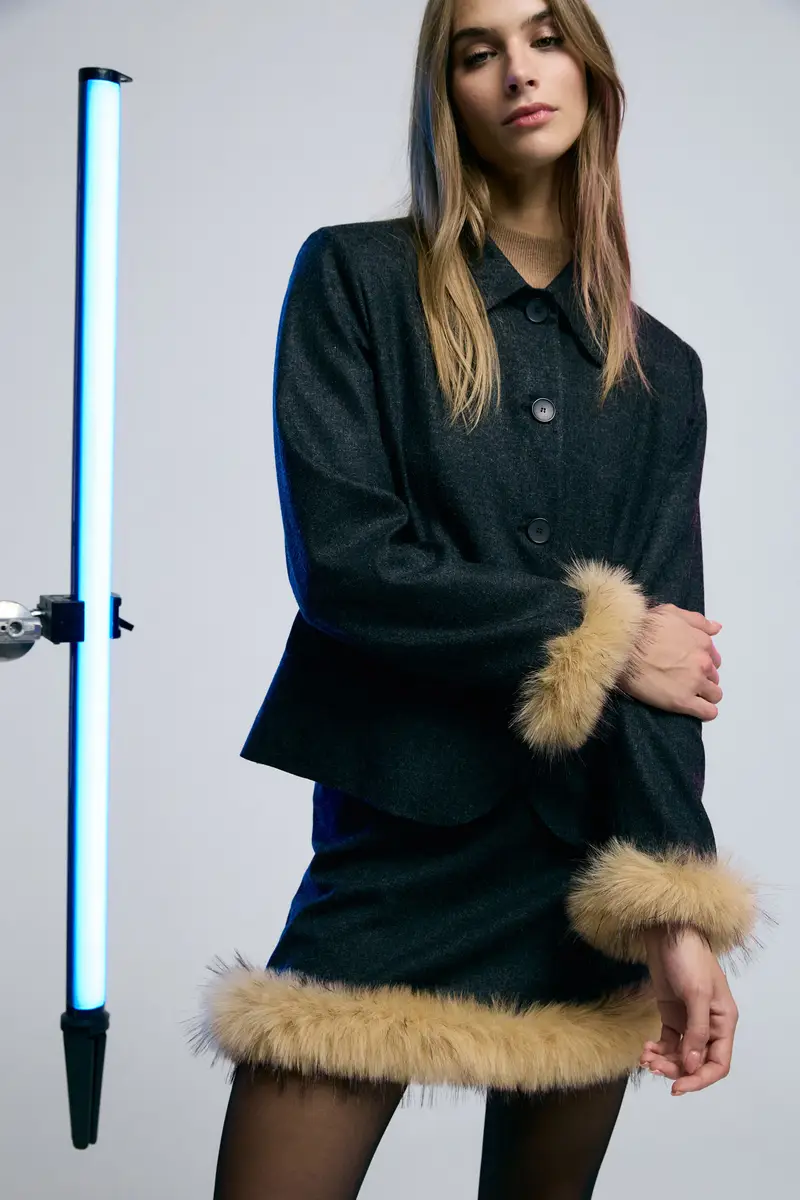 Giacca eco-fur corta con bottoni e polsini pelosi Grigio scuro miniatura 2