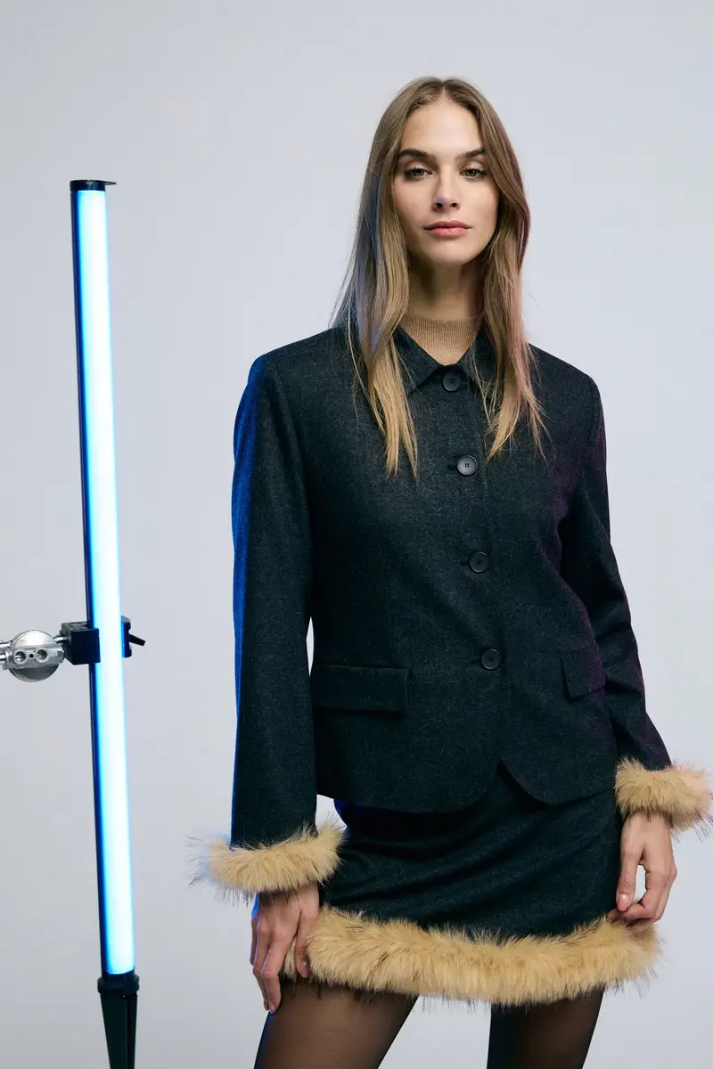 Giacca eco-fur corta con bottoni e polsini pelosi Grigio scuro miniatura 3