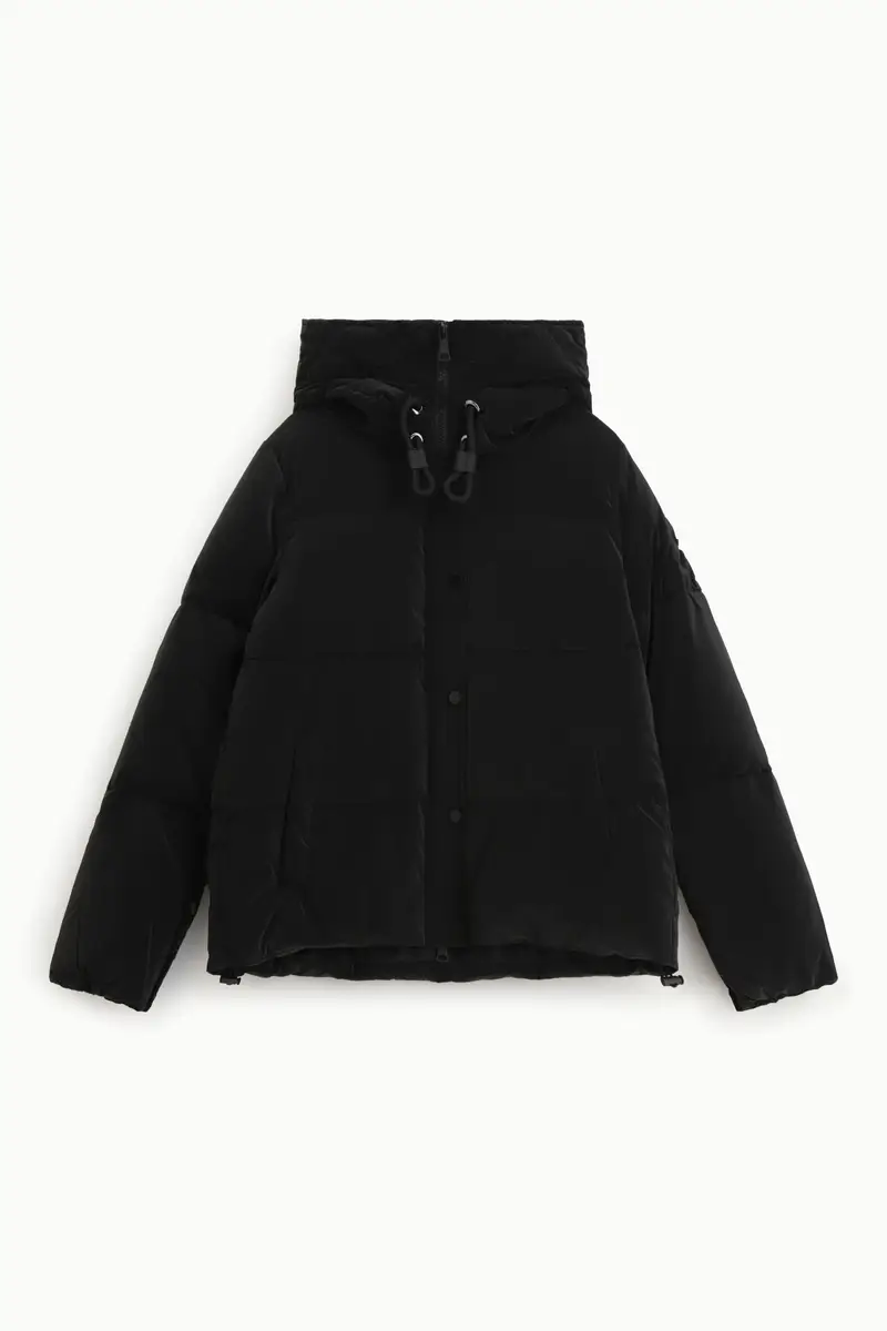 Giacca imbottita corta con cappuccio regolabile Nero