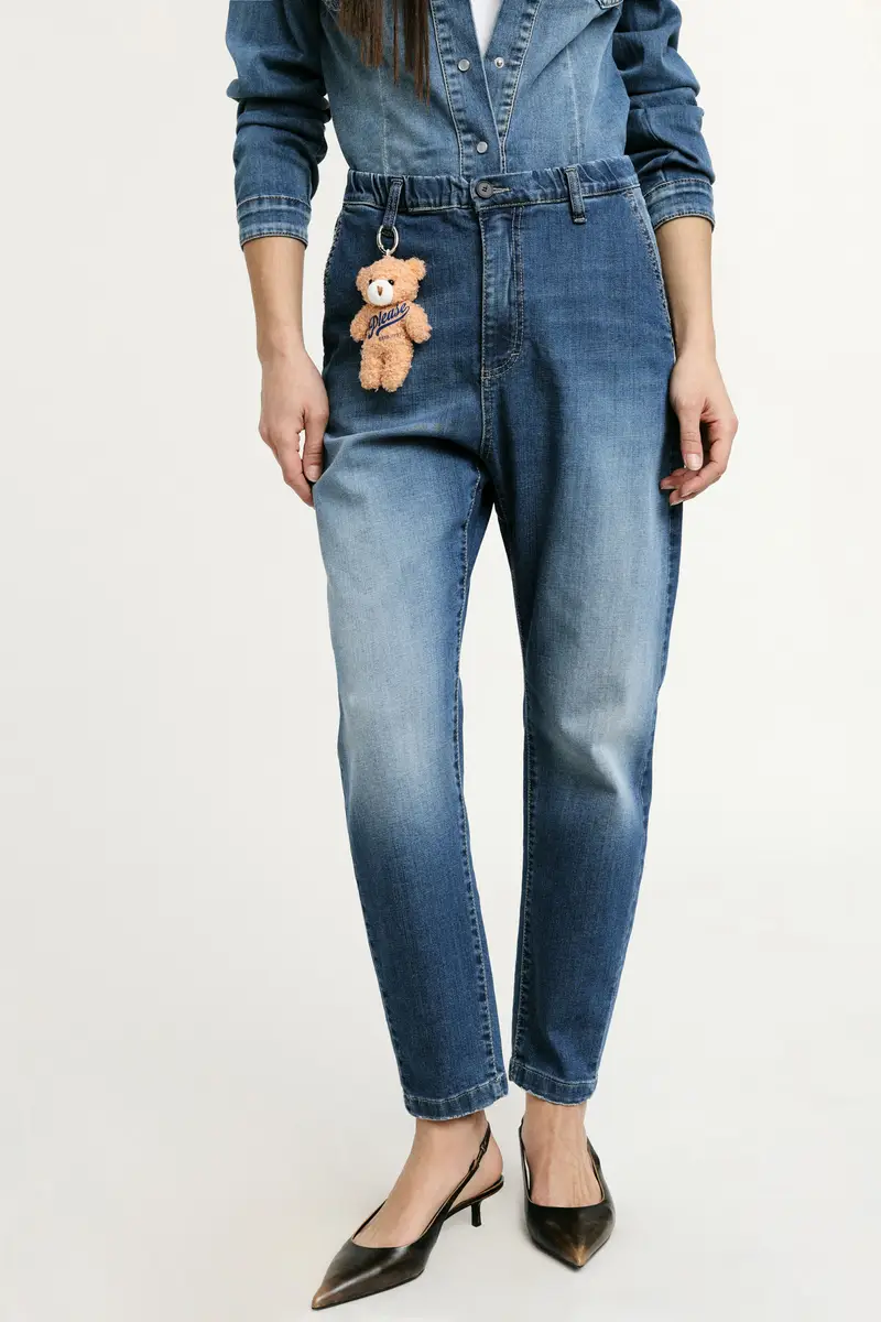 Jeans baloon fit con vita alta e portachiavi orsetto Blu denim miniatura 2