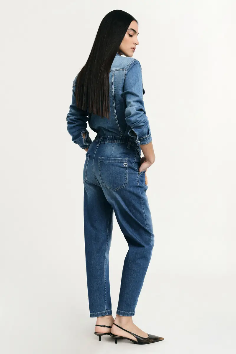 Jeans baloon fit con vita alta e portachiavi orsetto Blu denim miniatura 3