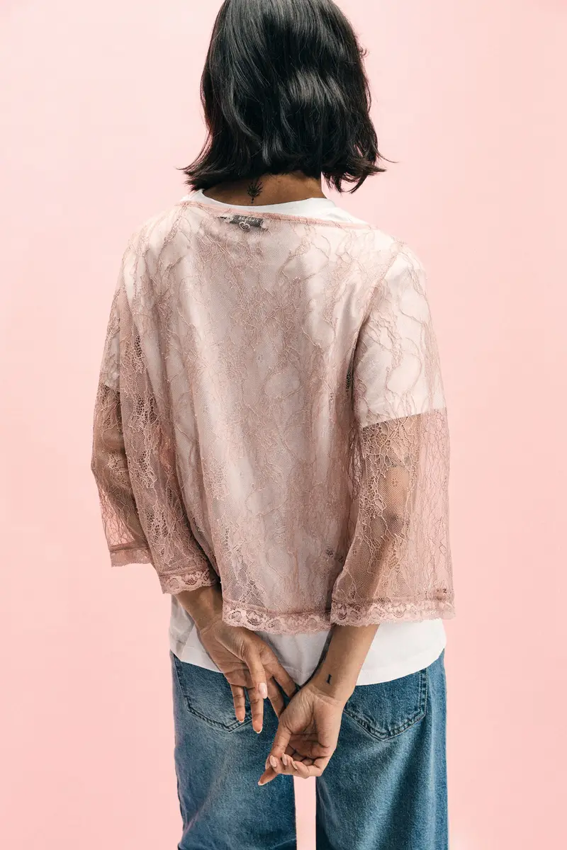 Top con pizzo e maniche a 3/4 trasparenti Cipria miniatura 2