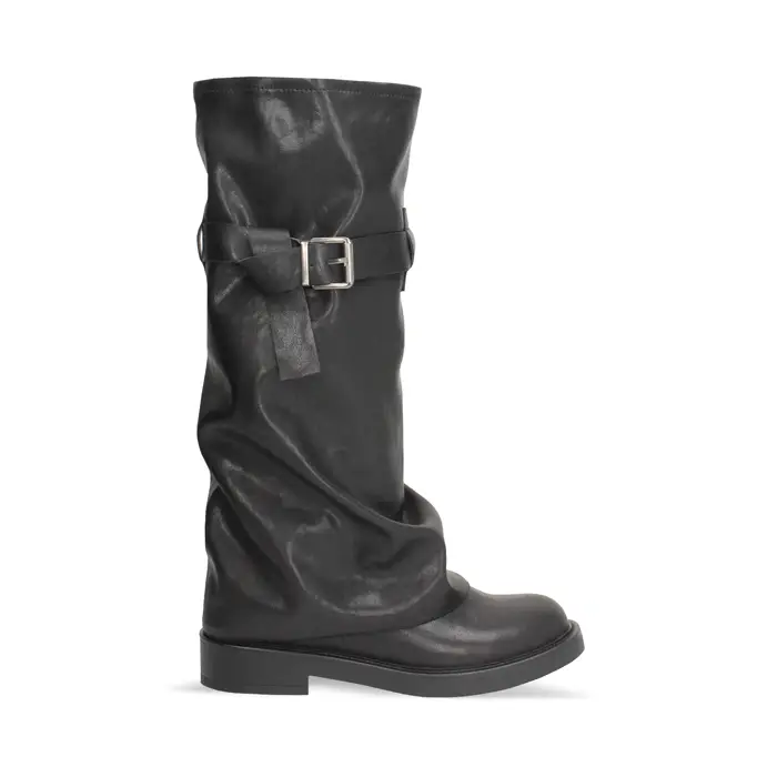 Biker nero con gambale sceso