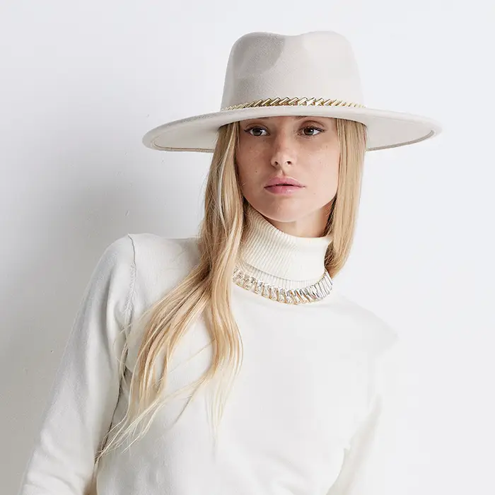 Cappello a falda panna con catena