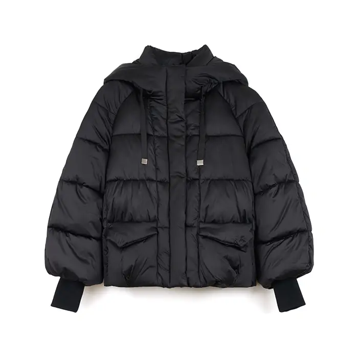 Piumino nero corto con cappuccio