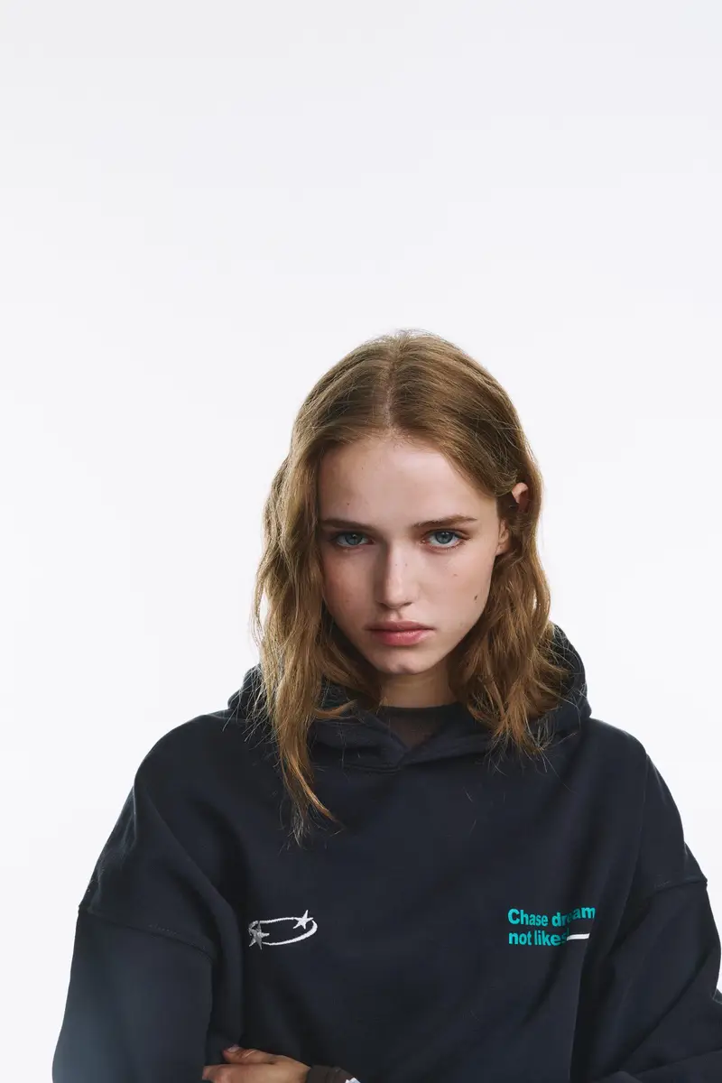 Felpa Cappuccio Stelle E Testo Blu marino miniatura 3