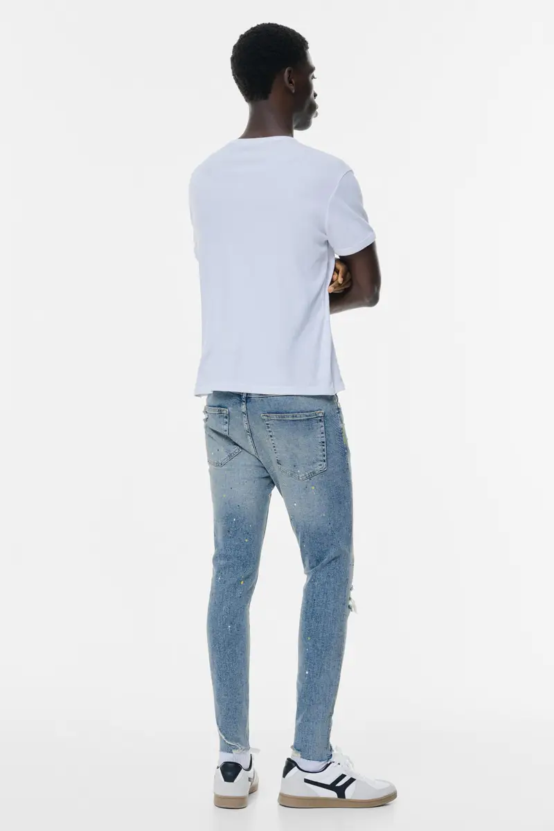 Pull&bear Pantaloni Carrot Fit Azzurro Medio con Dettagli di Pittura miniatura 2