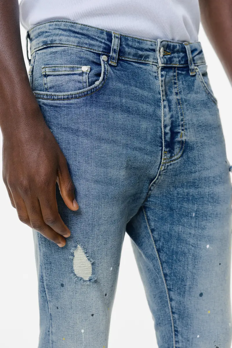 Pull&bear Pantaloni Carrot Fit Azzurro Medio con Dettagli di Pittura miniatura 3