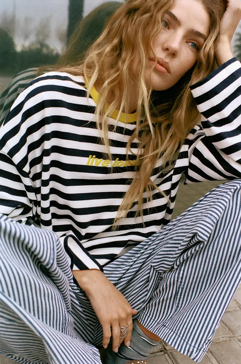 Maglietta A Righe Con Ricamo A Contrasto Blu marino