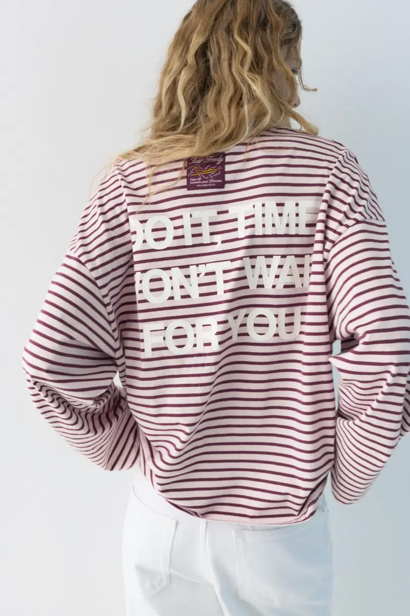 Maglietta A Righe Con Testo Rosa chiaro