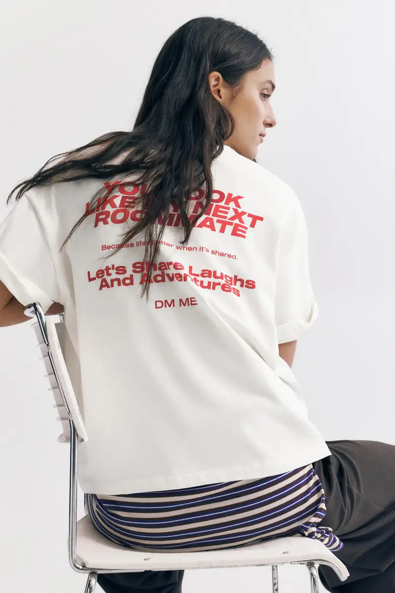 Maglietta Grafica Roommate Ghiaccio