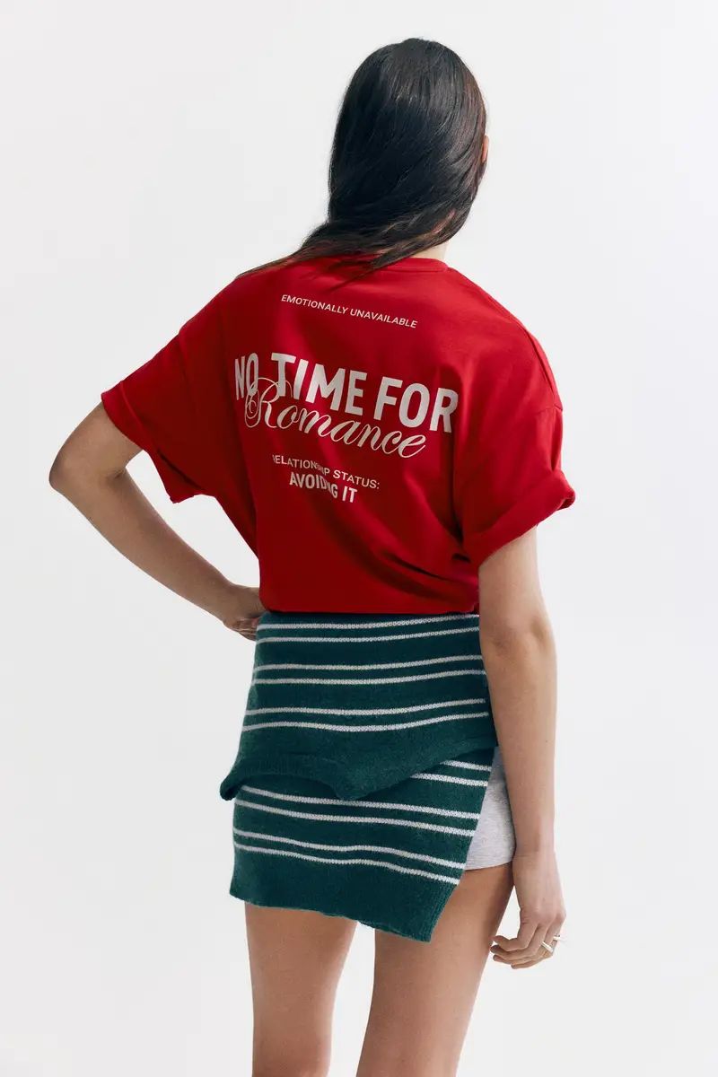 Maglietta Rossa Con Grafica Romantica Rosso miniatura 2