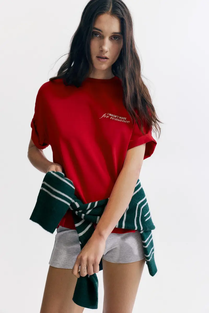 Maglietta Rossa Con Grafica Romantica Rosso