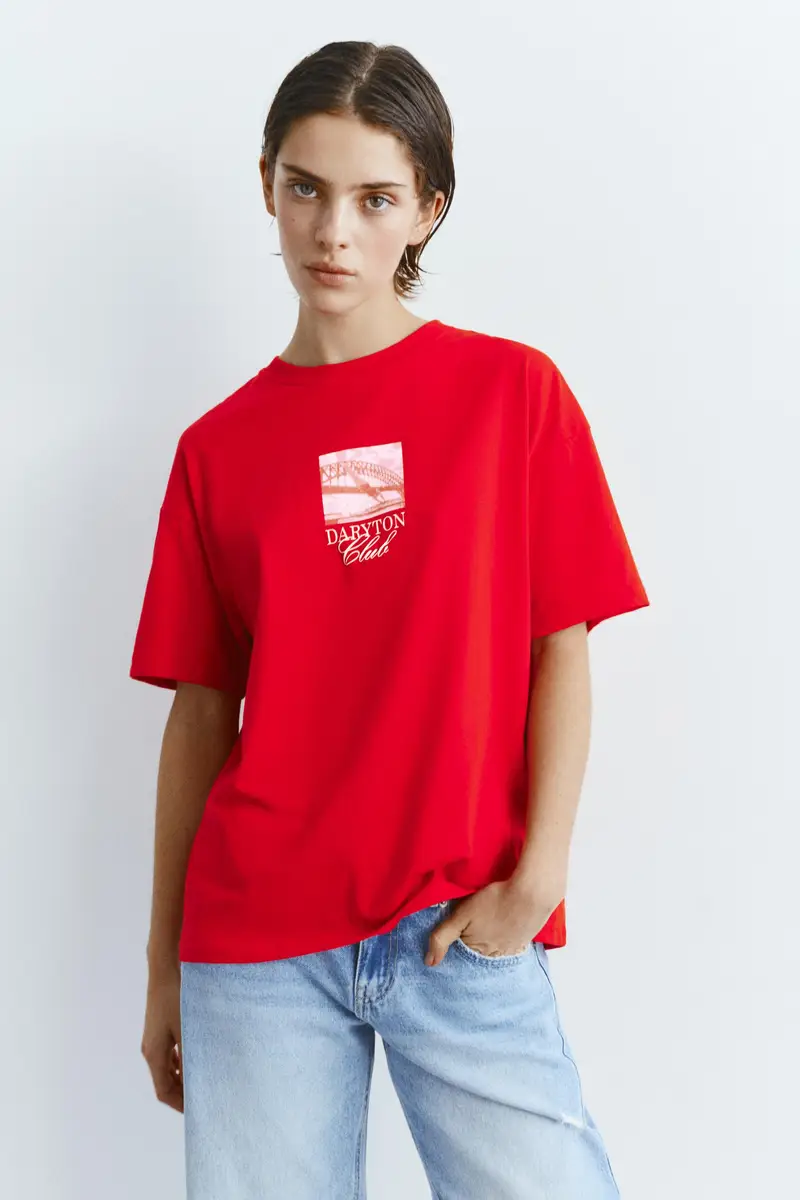 Maglietta Rossa Grafica E Testo Rosso miniatura 3