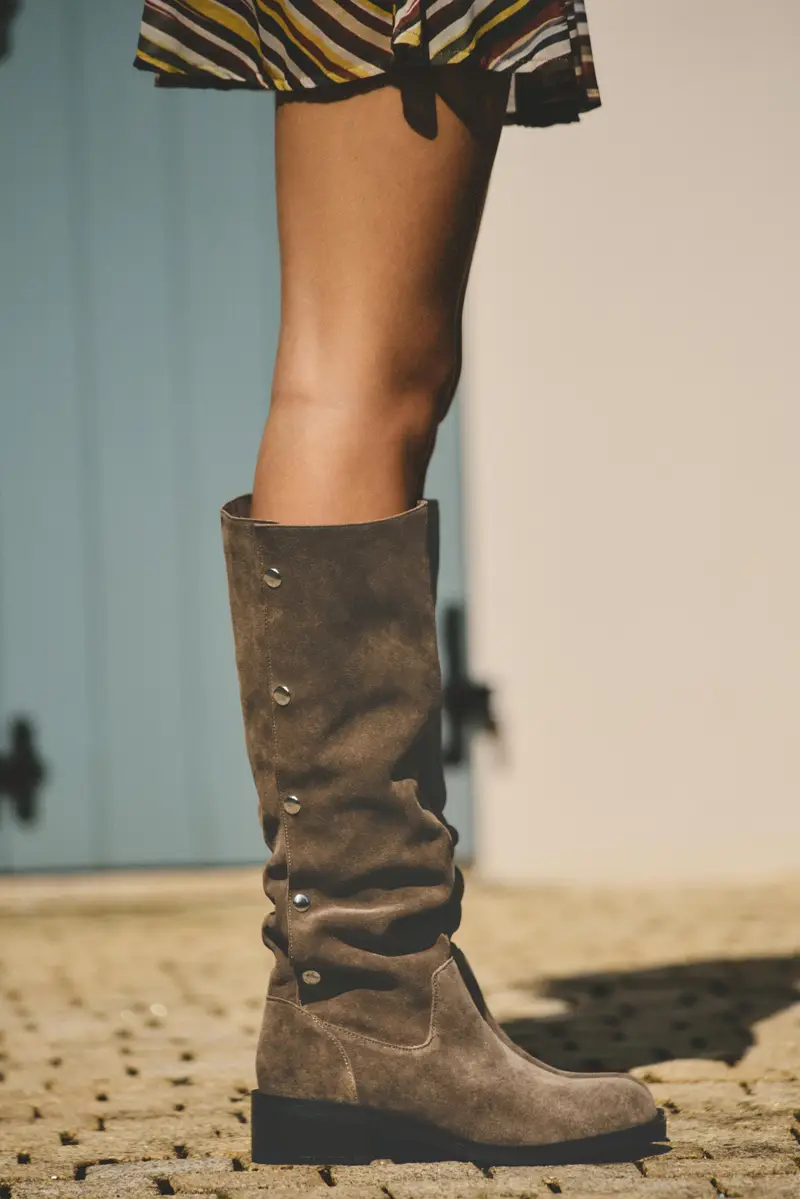 Stivali Alti In Pelle Con Borchie Marrone