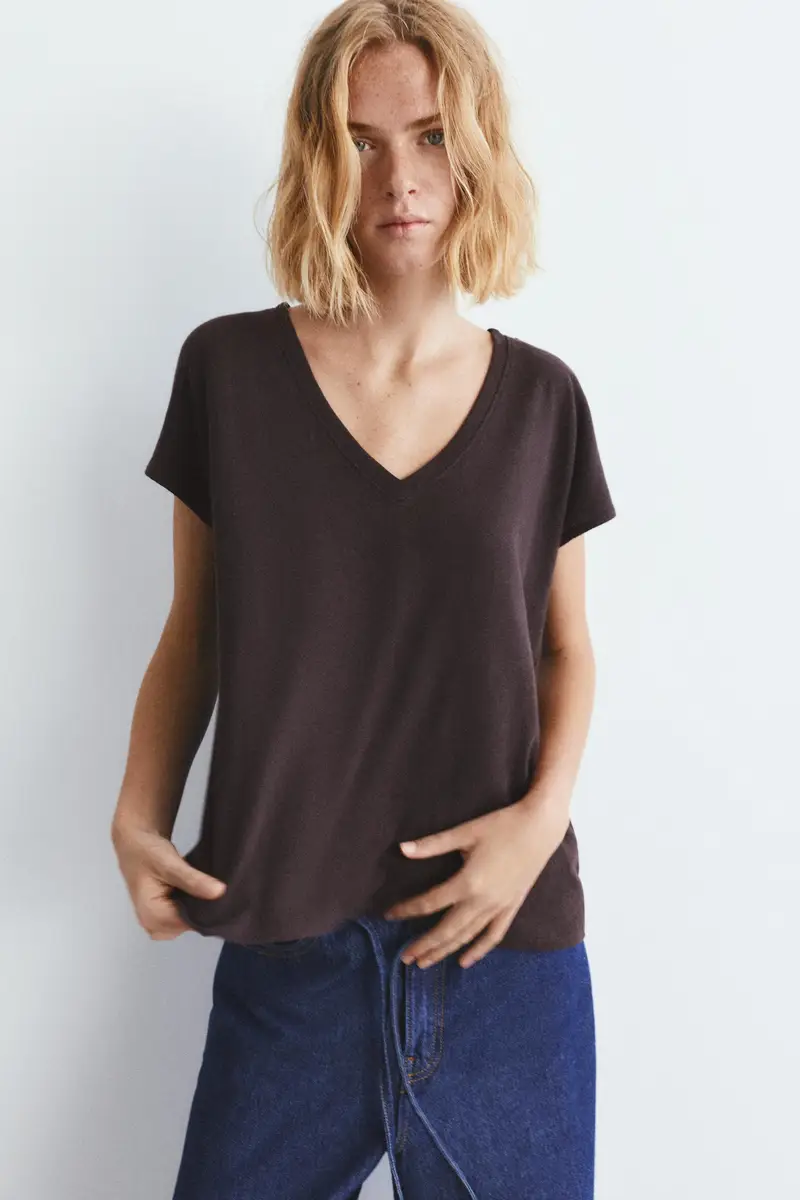 T-Shirt Scollo A V Con Lino Marrone oscuro