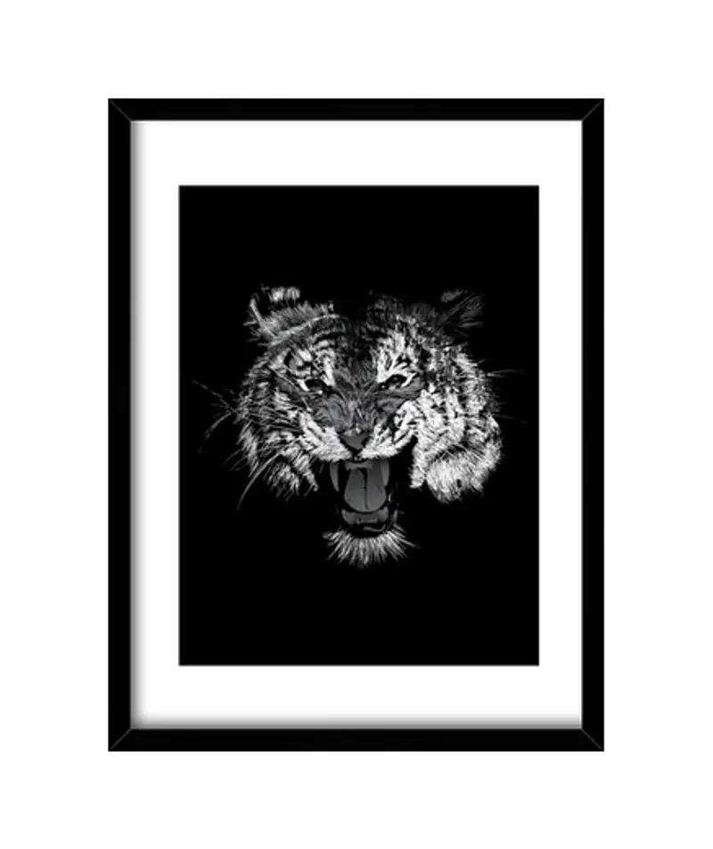 Quadro con cornice verticale in bianco e nero di tigre ruggito