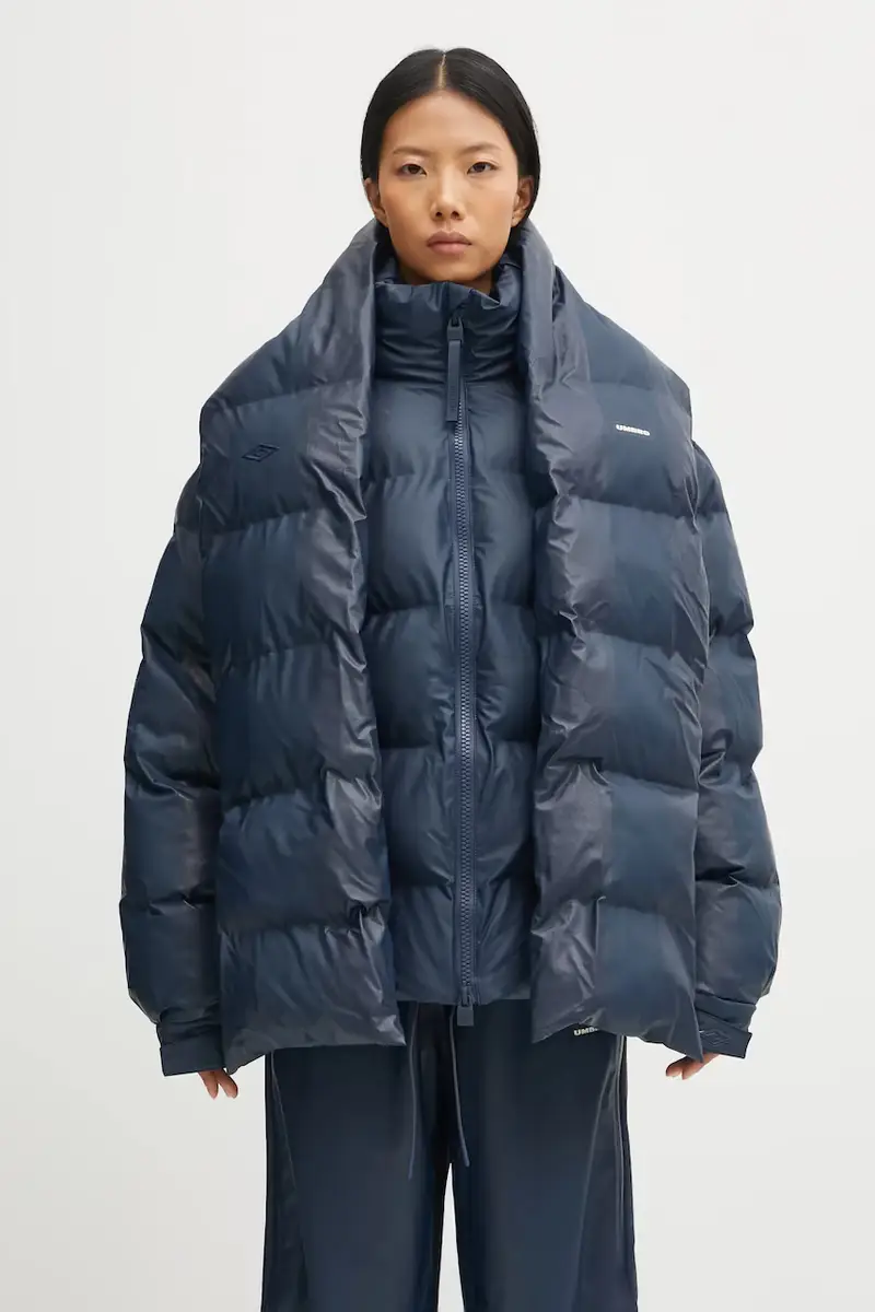 giacca impermeabile Rains x Umbro colore blu 20890.142 miniatura 2