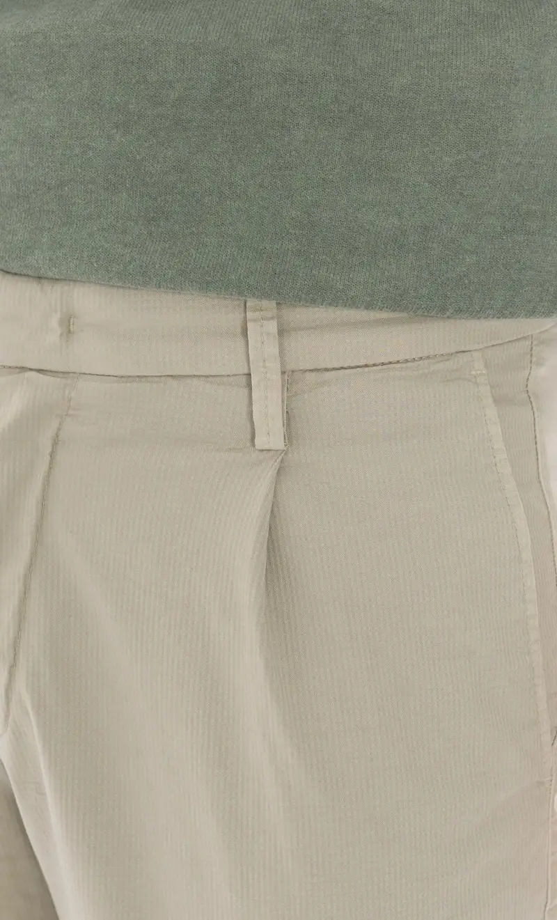 Pantalone re hash leggero con pinces e risvolto mucha, colore beige miniatura 2