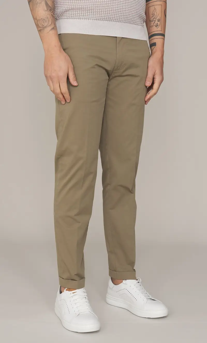 Pantalone re hash stretch leggero con risvolto mucha, colore fango