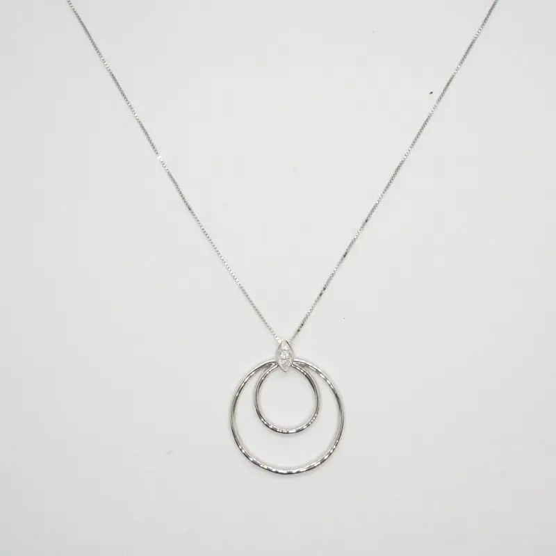 Ciondolo in oro bianco e diamanti con catenina