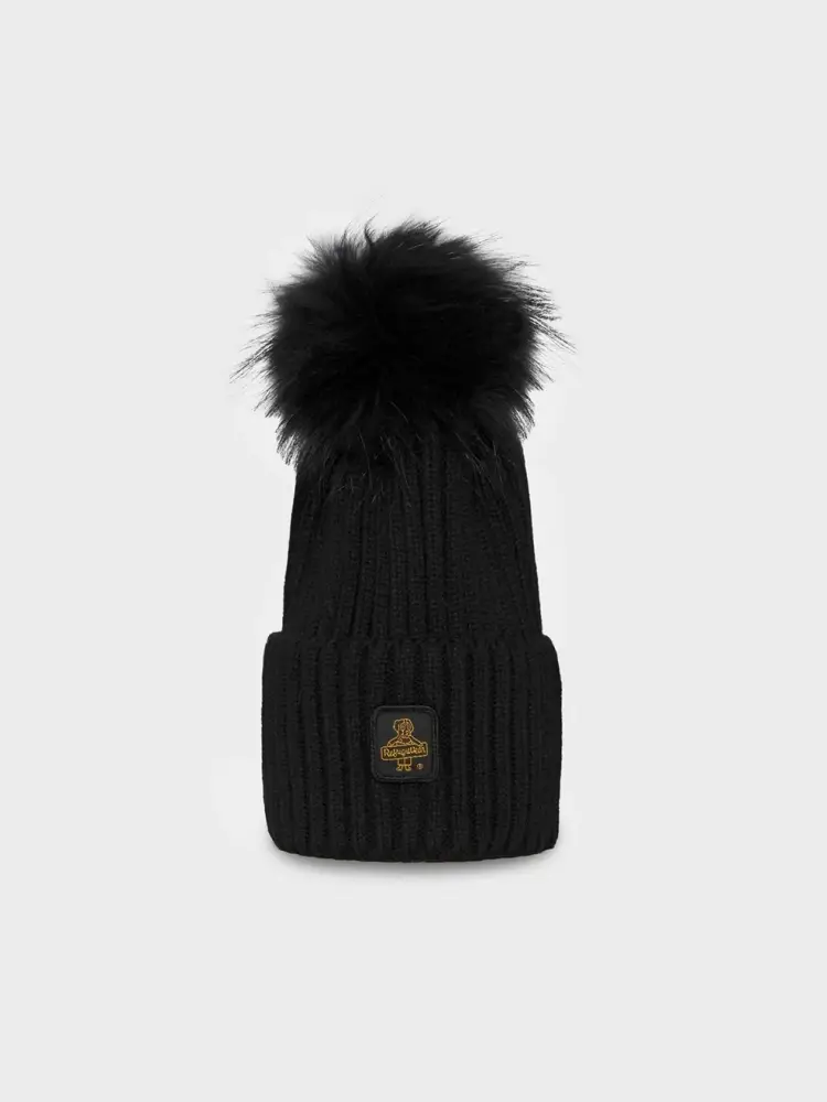 cappello nero donna in maglia pompon con pelliccia patch logo sul petto