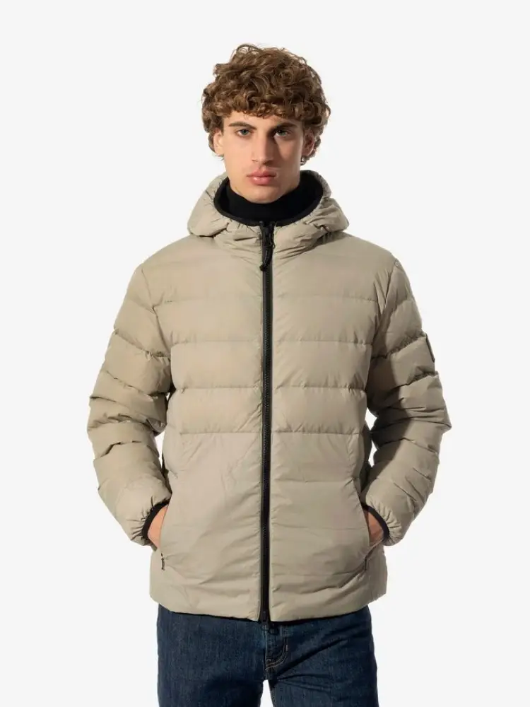 giubbotto beige uomo con cappuccio logo sul braccio