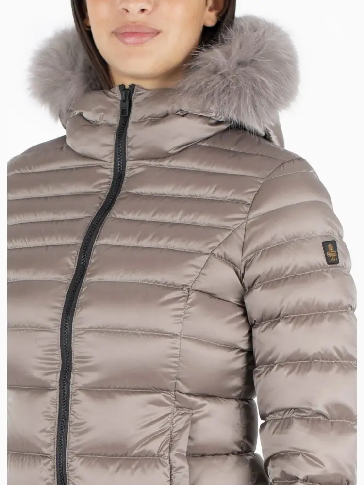 giubbotto grigio donna con cappuccio e pelliccia logo sul braccio miniatura 3